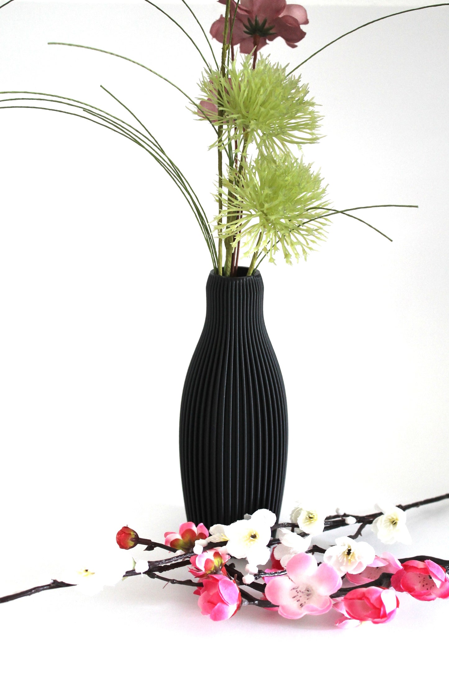 Stilvolle schwarze Vase im modernen Design